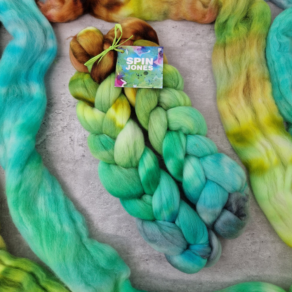 Punta Arenas wool top - Hand dyed - 100g (3.5oz) - GREEN SCRUB TANAGER