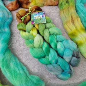 Punta Arenas wool top - Hand dyed - 100g (3.5oz) - GREEN SCRUB TANAGER