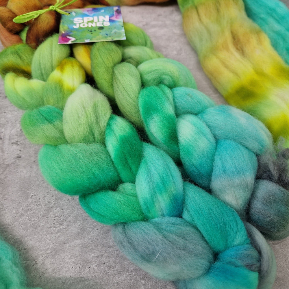 Punta Arenas wool top - Hand dyed - 100g (3.5oz) - GREEN SCRUB TANAGER