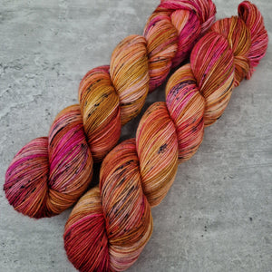 Hand dyed SW Merino wool - 4ply fingering 100g 400m OOAK ORANGE