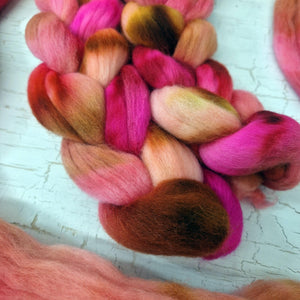 Punta Arenas wool top - Hand dyed - 100g (3.5oz) - COSMIC BLOOM