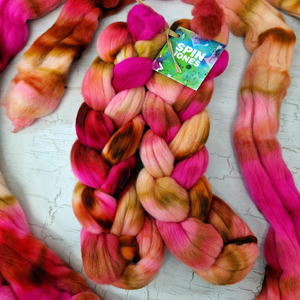 Rambouillet wool - Hand dyed - 100g (3.5oz) - COSMIC BLOOM