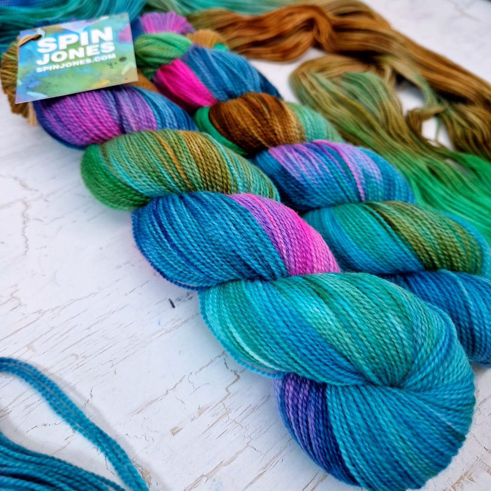 Hand dyed Corriedale sock yarn - Untreated (non-sw) - 4ply fingering 400m 100g PUDDLE