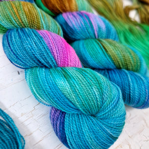 Hand dyed Corriedale sock yarn - Untreated (non-sw) - 4ply fingering 400m 100g PUDDLE