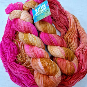 Hand dyed Corriedale sock yarn - Untreated (non-sw) - 4ply fingering 400m 100g COSMIC BLOOM