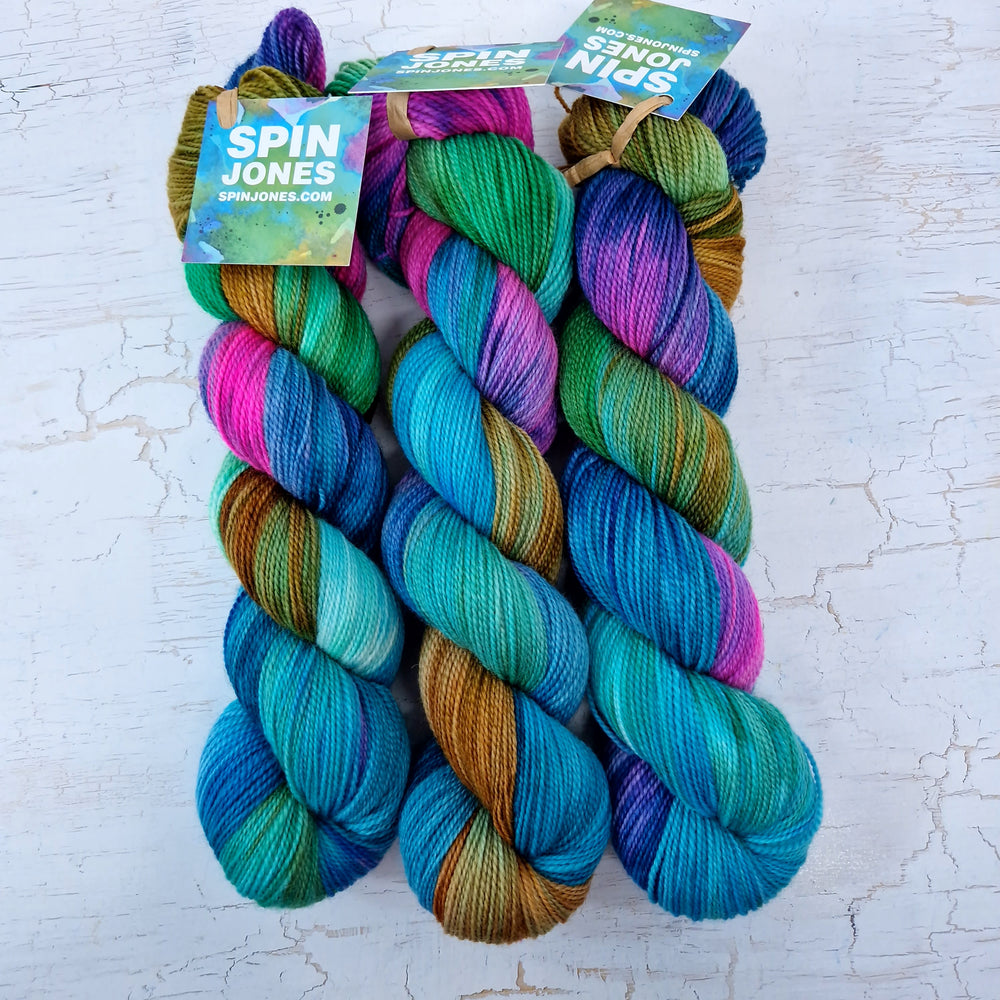 Hand dyed Corriedale sock yarn - Untreated (non-sw) - 4ply fingering 400m 100g PUDDLE