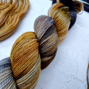 Hand dyed Corriedale sock yarn - Untreated (non-sw) - 4ply fingering 400m 100g MUDLARK