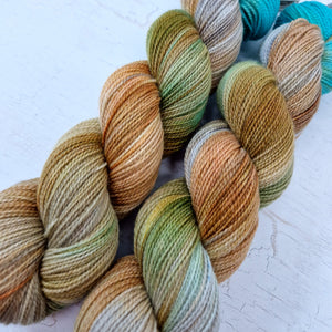 Hand dyed Corriedale sock yarn - Untreated (non-sw) - 4ply fingering 400m 100g LUMPFISH