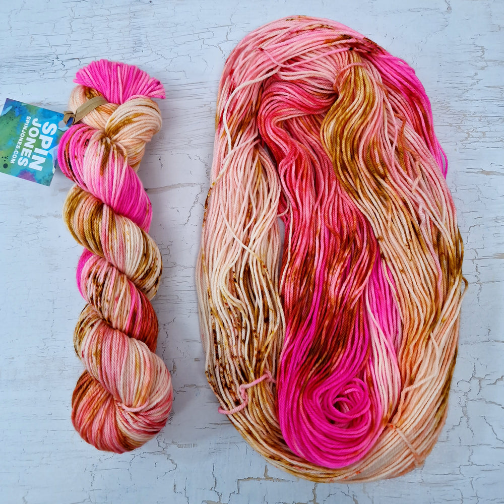 Hand dyed SW Bluefaced Leicester - DK 225m 100g COSMIC BLOOM