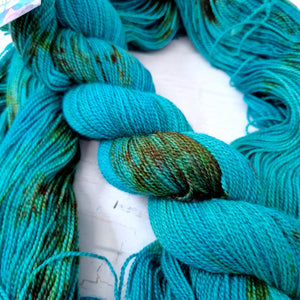 Hand dyed Corriedale sock yarn - Untreated (non-sw) - 4ply fingering 400m 100g AQUATIC