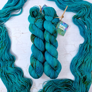 Hand dyed Corriedale sock yarn - Untreated (non-sw) - 4ply fingering 400m 100g AQUATIC