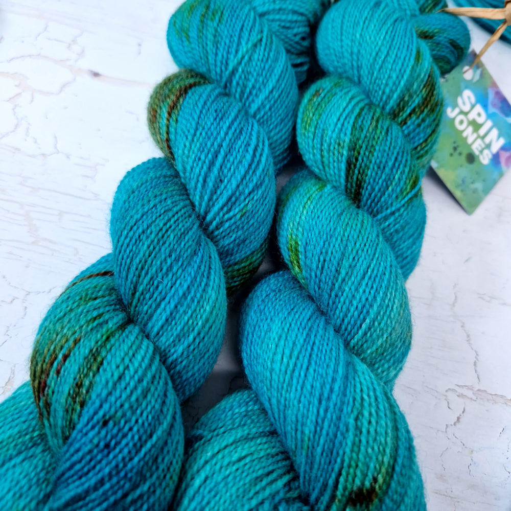 Hand dyed Corriedale sock yarn - Untreated (non-sw) - 4ply fingering 400m 100g AQUATIC