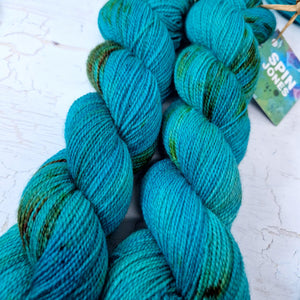 Hand dyed Corriedale sock yarn - Untreated (non-sw) - 4ply fingering 400m 100g AQUATIC