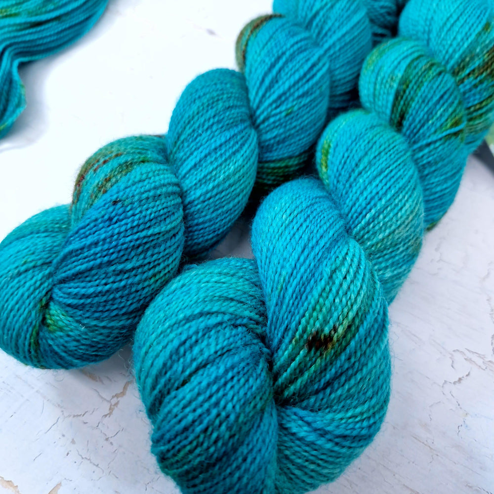 Hand dyed Corriedale sock yarn - Untreated (non-sw) - 4ply fingering 400m 100g AQUATIC